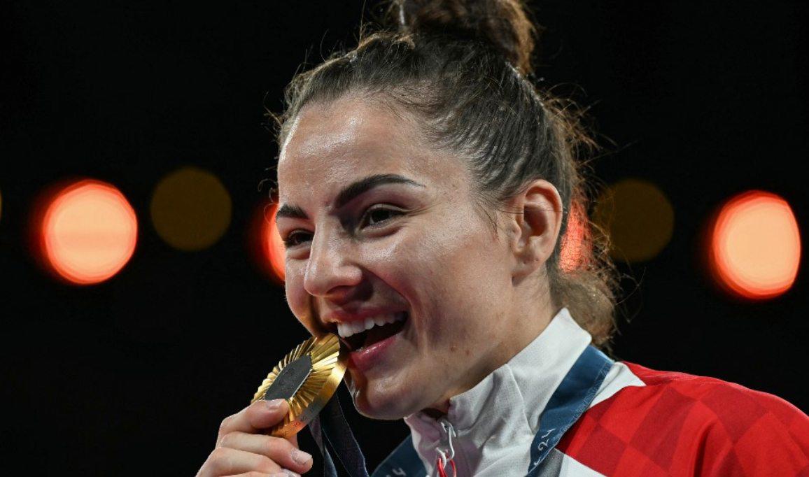 París 2024: Detienen a padre de deportista por beso en la boca