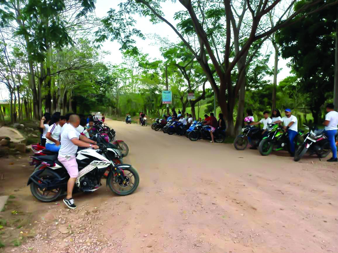 Pobladores de aldeas Salamá y El Barro en Tocoa se despidieron de Lesby López y la niña Angie Cortés, ultimadas durante un cumpleaños