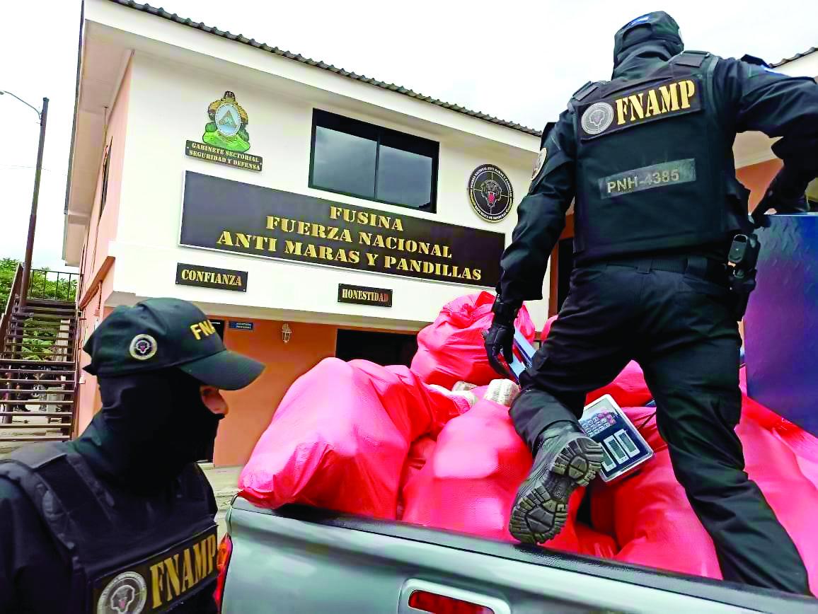 Agentes antipandillas en plena operación.