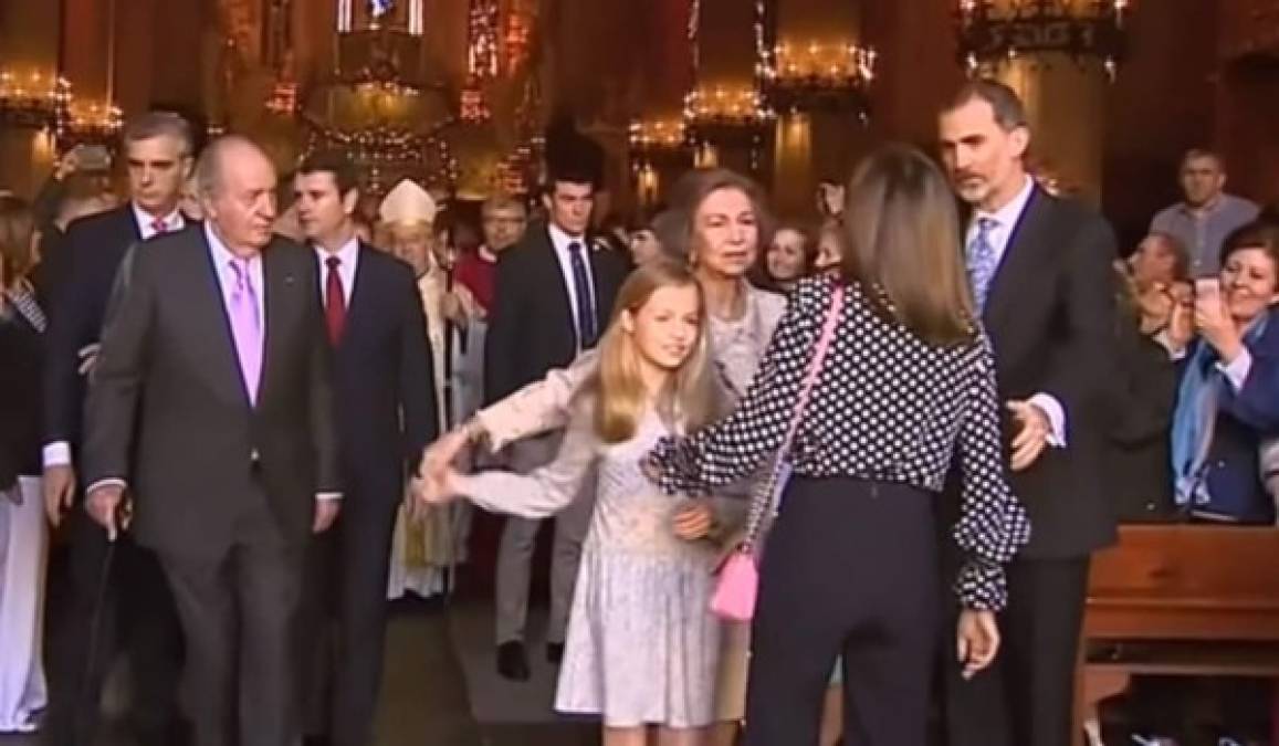 El incidente ocurrido el pasado 01 de abril a la salida de la 'misa de resurrección', cuando, por una razón que aún se desconoce, Letizia impidió en más de una ocasión que Sofía se tomará una foto con sus nietas.<br/><br/>Mira el video aquí: http://bit.ly/2q3SVkT<br/><br/>El video que captó el momento se hizo viral generando cientos de memes, puedes verlos aquí: http://bit.ly/2EkLzP5