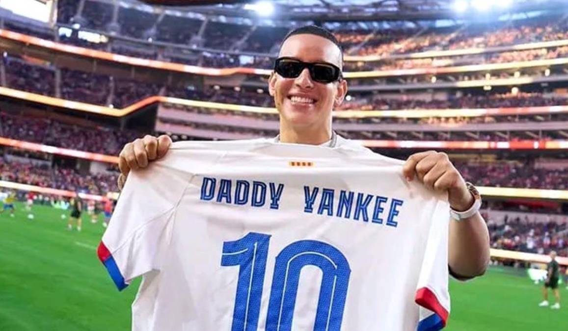 Daddy Yankee recibió como regalo del Barcelona la nueva camiseta blanca estrenada por el club catalán.
