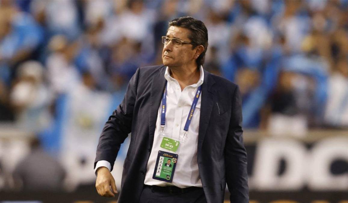 Luis Fernando Tena: Entrenador mexicano que dirige a la selección de Guatemala. El azteca tiene un salario mensual de $35,000. Se embolsa 420, 000 dólares por año.