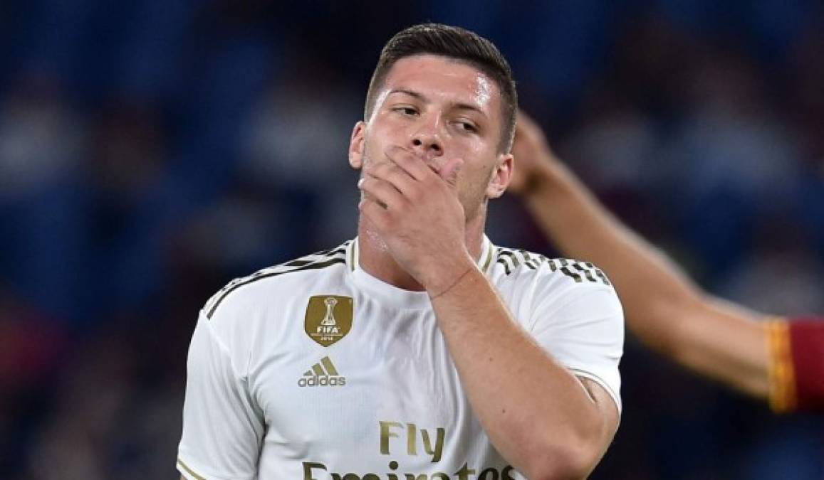 Noticia sorprendente que llega desde Serbia. Dos diarios de ese país informan sobre la posibilidad de que Luka Jovic, fichaje de este mismo verano del Real Madrid, pueda salir del club blanco. La pretemporada merengue ha dejado más dudas que aciertos para los aficionados madridistas. Para Zidane algunos jugadores deben salir del club, pero ahora se habla en algunos medios serbios que Jovic. La razón es muy simple, no ha convencido al entrenador francés.