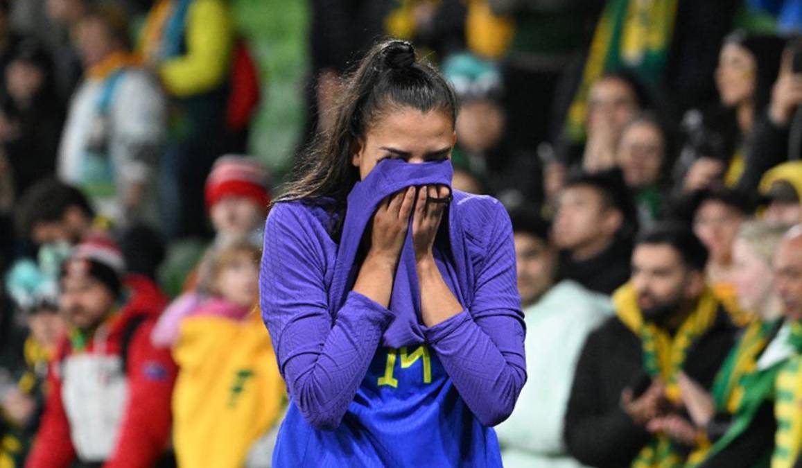 Lauren Eduarda Leal Costa, defensa de Brasil, fue una de las que más sufrió la eliminación y no pudo contener el llanto.