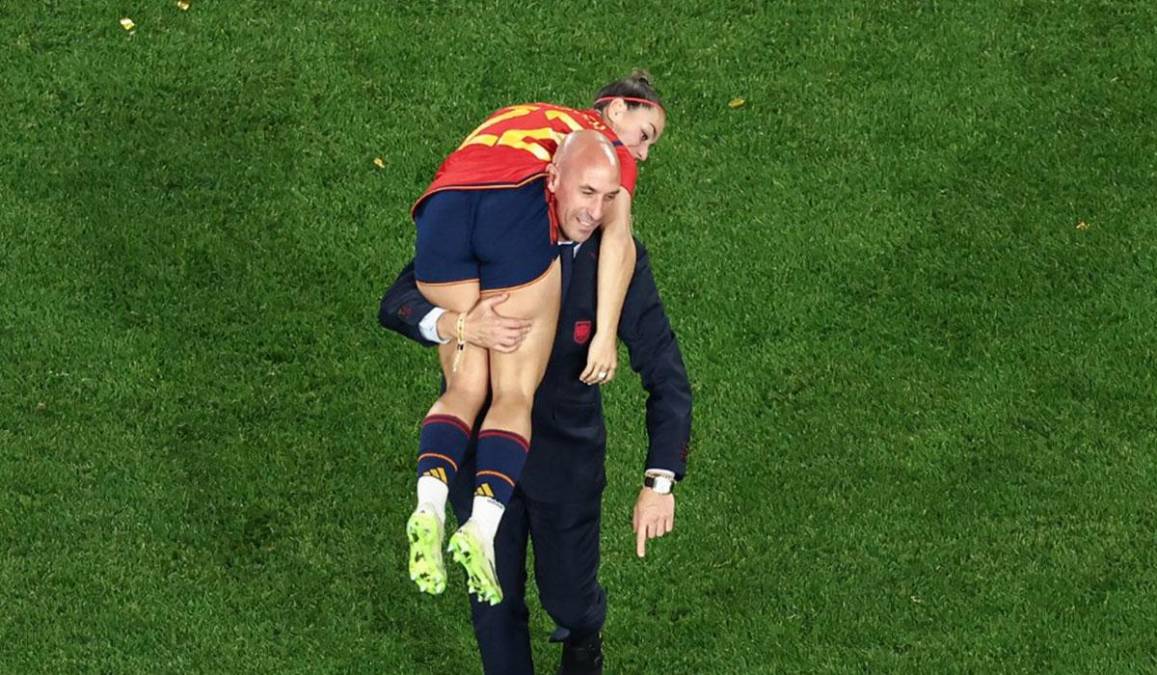 A través de redes sociales comenzaron a circular imágenes en las cuales se ve al presidente de la RFEF cargando en su hombro a Athenea del Castillo, delantera de 22 años de España y del Real Madrid.