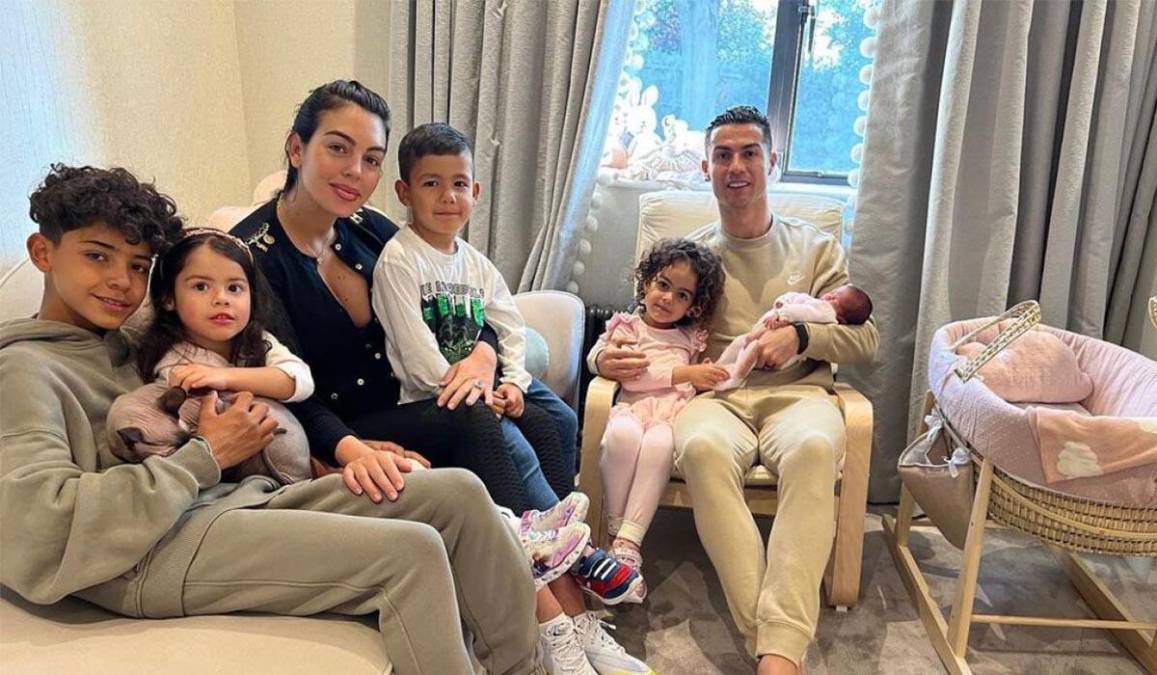 Cristiano volvió a convertirse en padre junto a Georgina Rodríguez en 2017 y repitió un año más tarde con dos mellizos, <b>Mateo y Eva</b>, que llegaron al mundo por gestación subrogada.