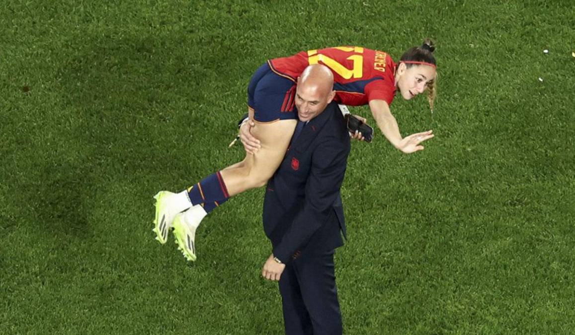 Las fotos de este festejo llegan después del “escándalo” que se armó para la RFEF durante la premiación de la Selección de España al ganar la Copa Mundial Femenil, cuando Rubiales besó a Jenni Hermoso.