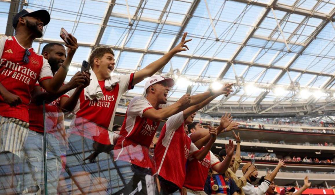 Aficionados del Arsenal celebraron con euforia cada uno de los goles. 