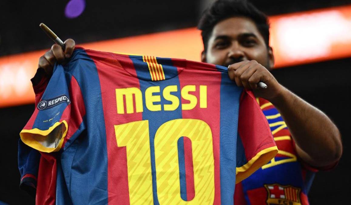 Este aficionado no olvida a Messi y llegó con una camiseta utilizada por el astro argentino-.