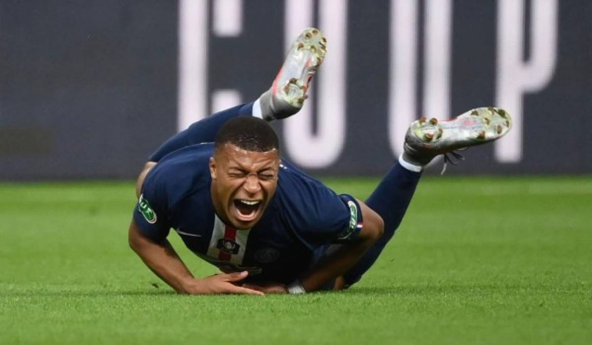 Kylian Mbappé fue la mala noticia del PSG en la final. El joven delantero sufrió una durísima entrada por parte del defensa Loïc Perrin del Saint-Etienne. Los gestos de dolor eran evidentes en el jugador.