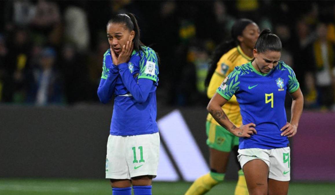 Los cuatro minutos de descuento fueron pocos para todo el tiempo perdido y al final, Jamaica resistió y firmó una de las grandes sorpresas de este Mundial: Brasil está fuera.