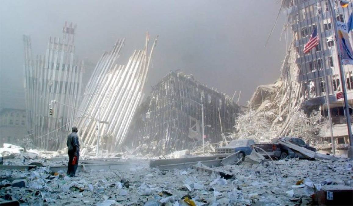 Bomberos, policías y voluntarios ingresaron a las torres para rescatar a los empleados del World Trade Center sin imaginar que lo peor estaba por ocurrir. La Torre Sur se derrumbó a las 9:59 a.m. una hora después de ser impactada, mientras que la Torre Norte cayó las 10:28 a.m.