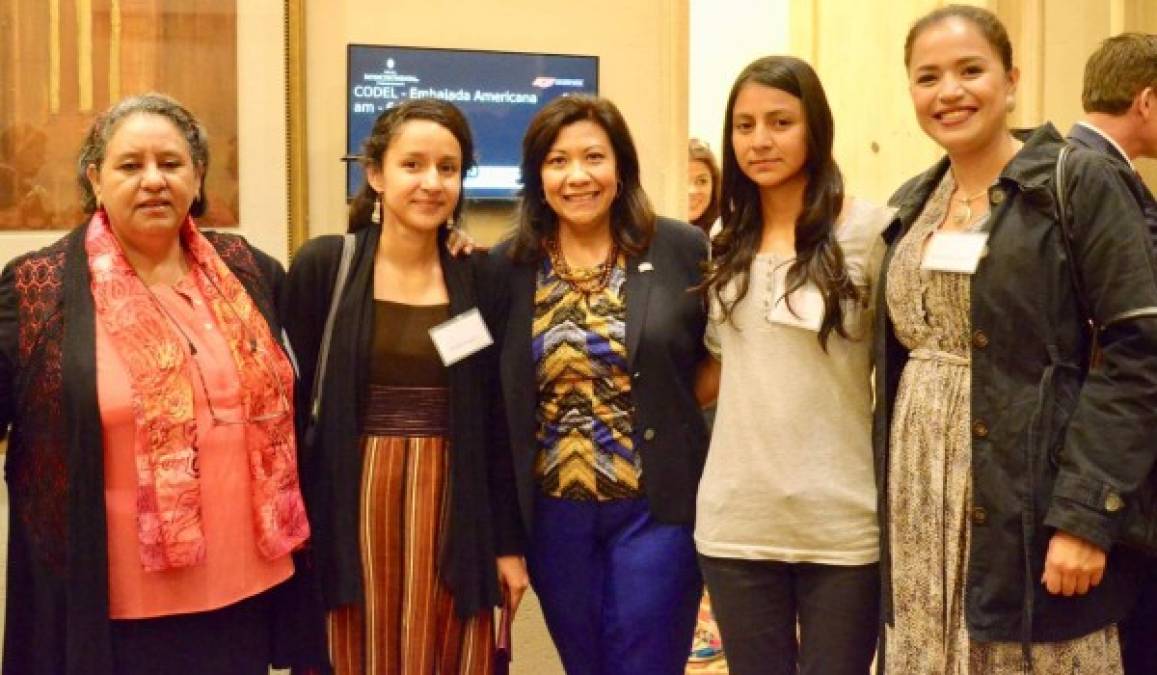 La familia de la ambientalista Berta Cáceres junto a la congresista demócrata de origen guatemalteco, Sandra Torres.