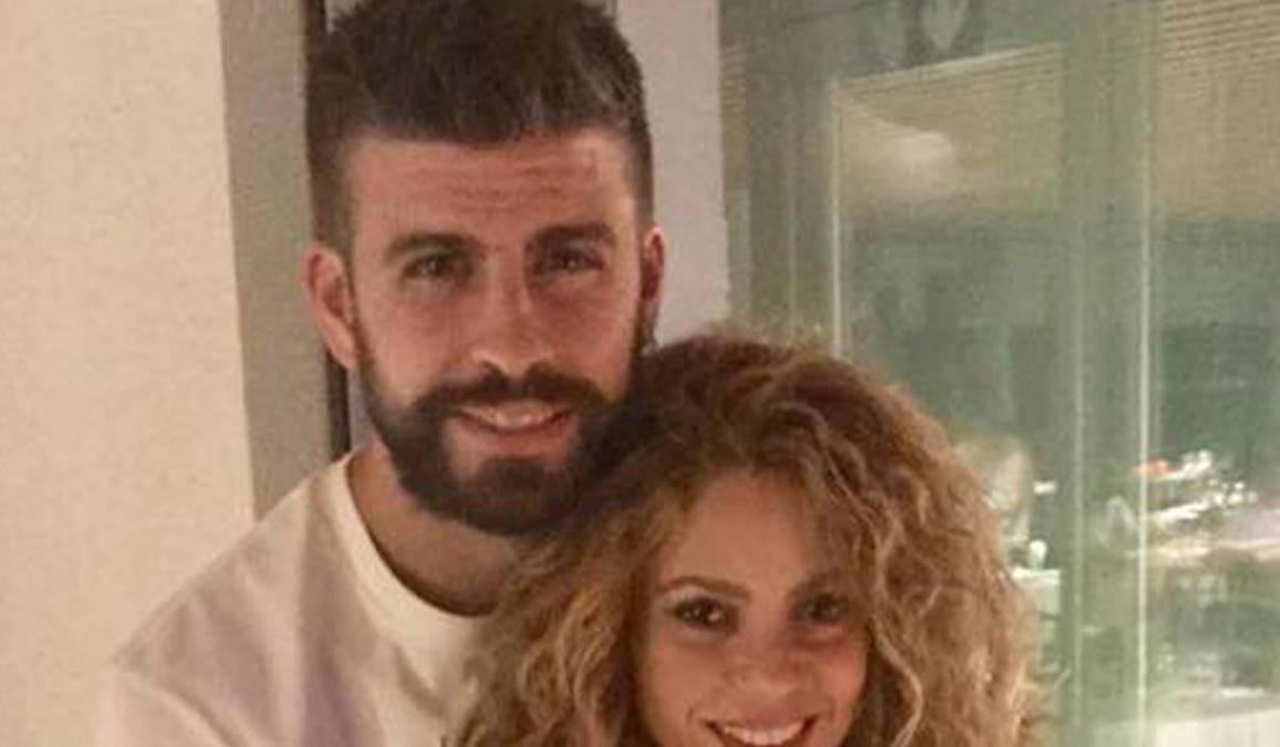 Piqué y Shakira llegaron a un acuerdo por la custodia de sus hijos, que actualmente residen con su madre en Miami. Todo esto ha provocado el malestar en Clara.