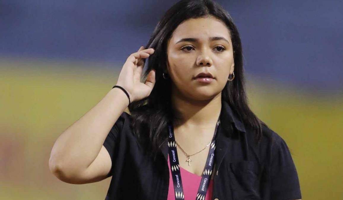 Al estadio Olímpico llegaron bellas chicas y ella fue de ellas. La joven es Desired Majano y labora en un medio de comunicación de San Pedro Sula.