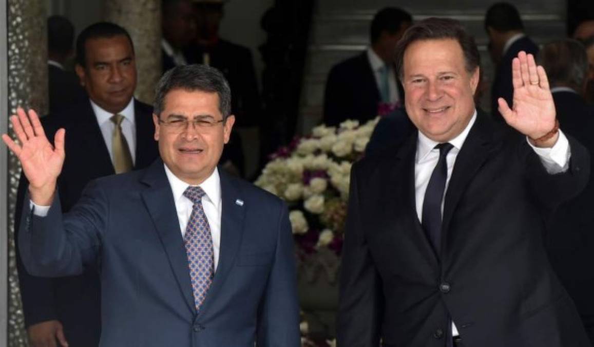 El presidente hondureño, Juan Orlando Hernández, fue recibido este miércoles por su homólogo panameño, Juan Carlos Varela, en el palacio presidencial de Panamá, donde mantendrán una jornada de trabajo centrada principalmente en el tema del agro y las finanzas. Hernández llegó pasadas las 10.00 hora local (15.00 GMT) al Palacio de las Garzas, ubicado en el casco antiguo de la capital panameña, donde fue recibido por Varela en un acto en el que se entonaron los himnos nacionales de cada país.