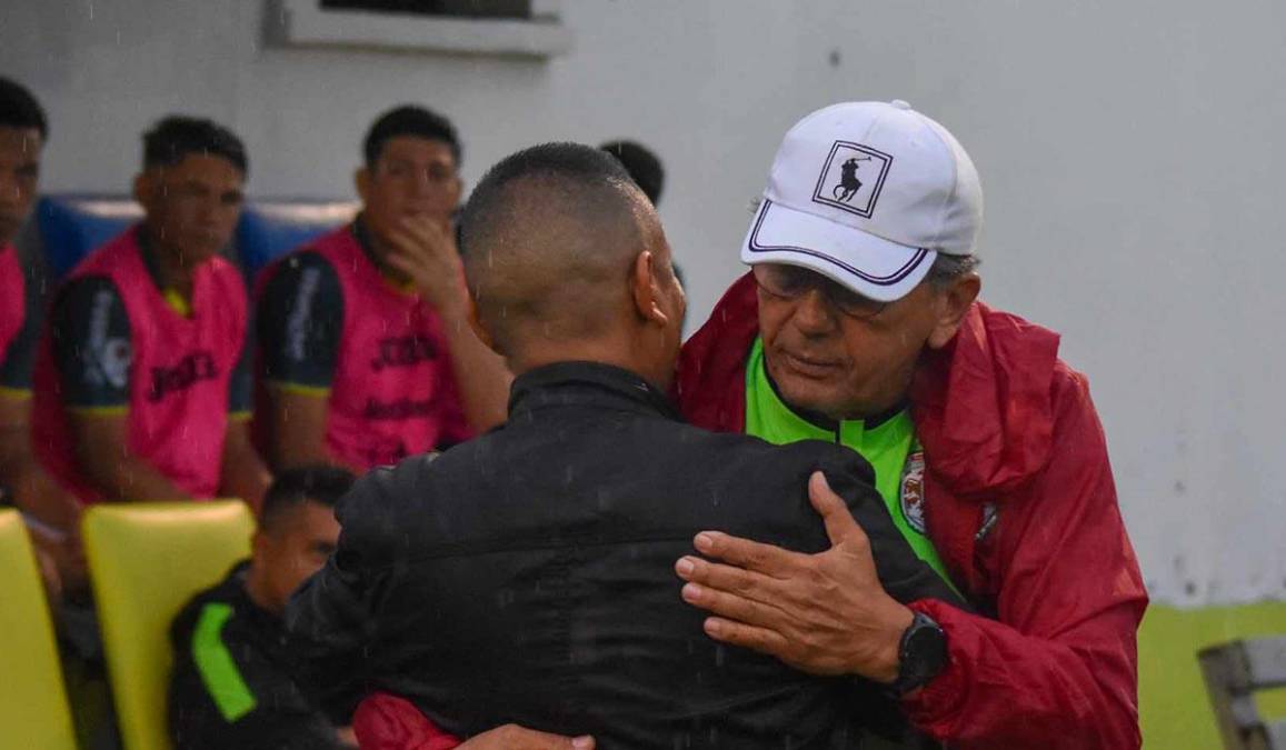 Humberto Rivera y Salomón Nazar se saludaron con mucho respeto antes del inicio del partido.