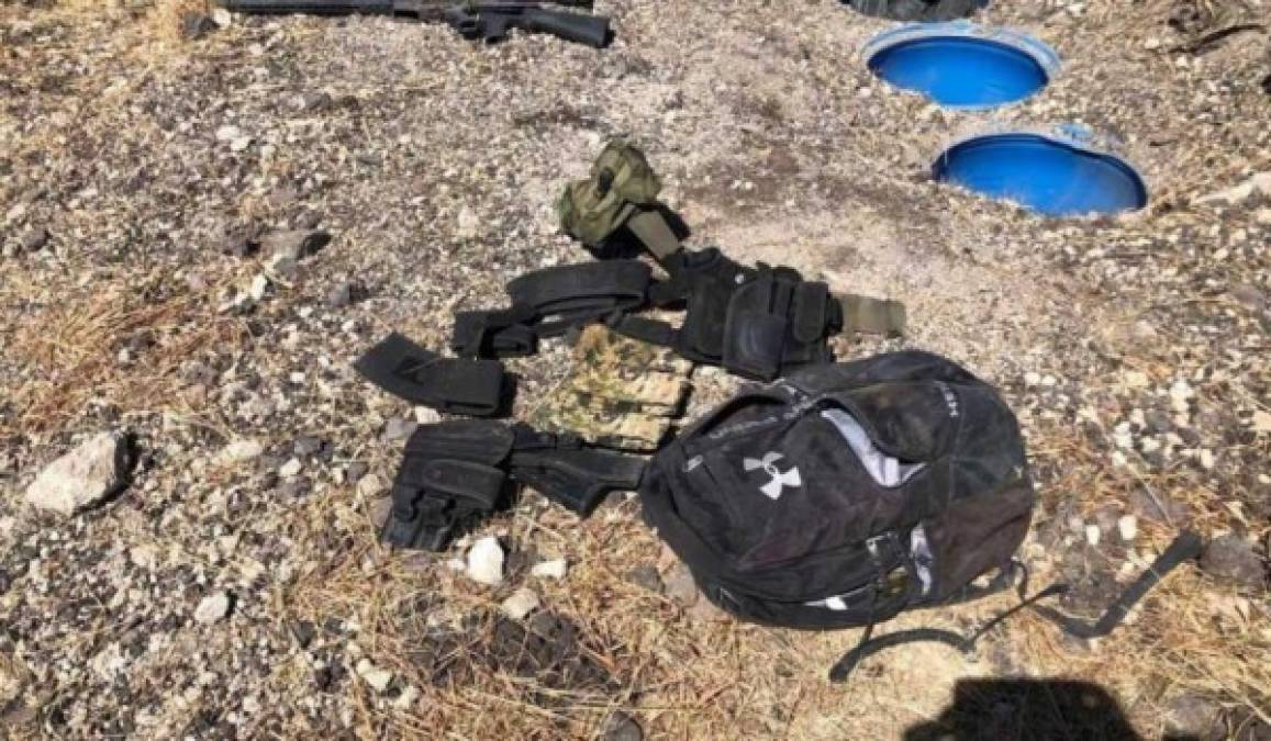 La policía mexicana encontró varios barriles enterrados donde el supuesto capo escondía armas largas, chalecos antibalas y drogas.