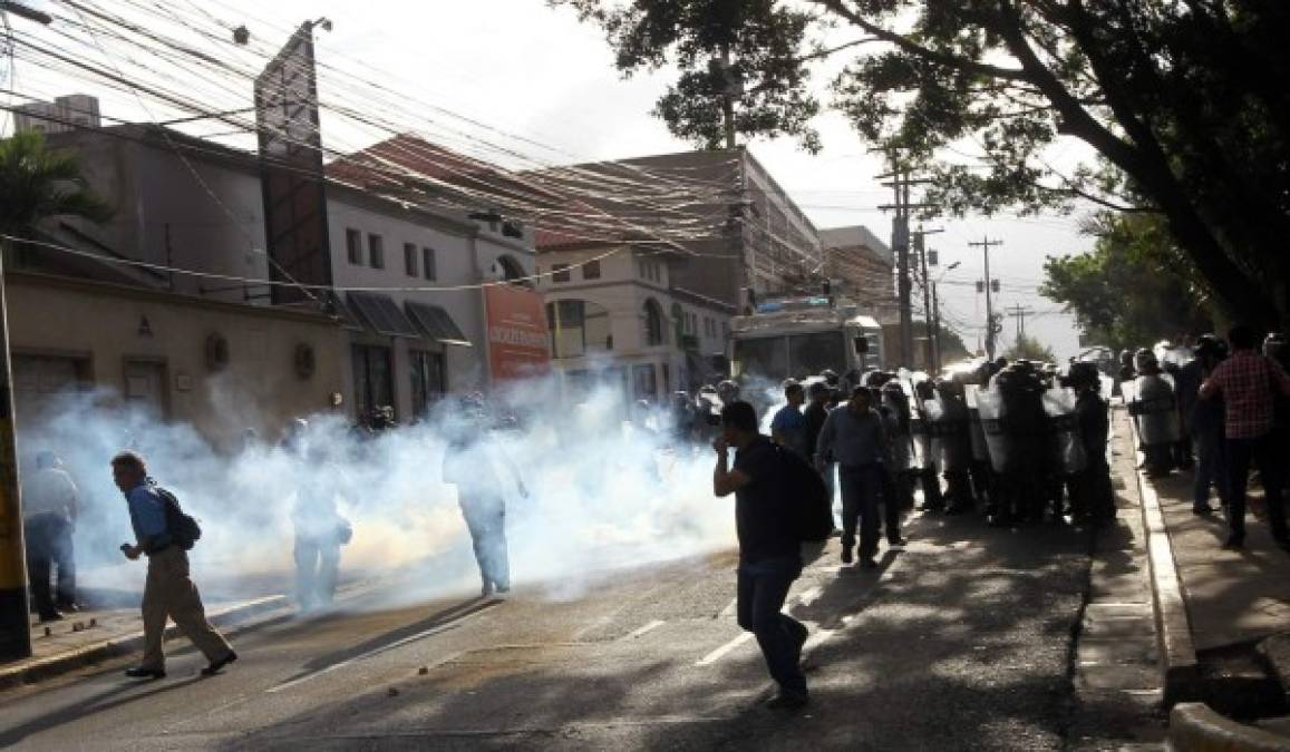 Los policías se vieron en la necesidad de lanzar bombas lacrimógenas para disperar a los manifestantes.