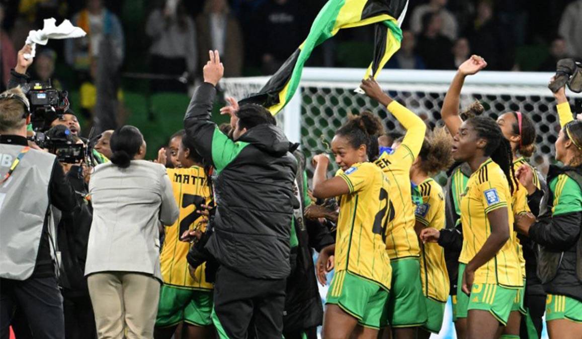 Las chicas de Jamaica celebraron por todo lo alto el histórico pase a octavos de final.