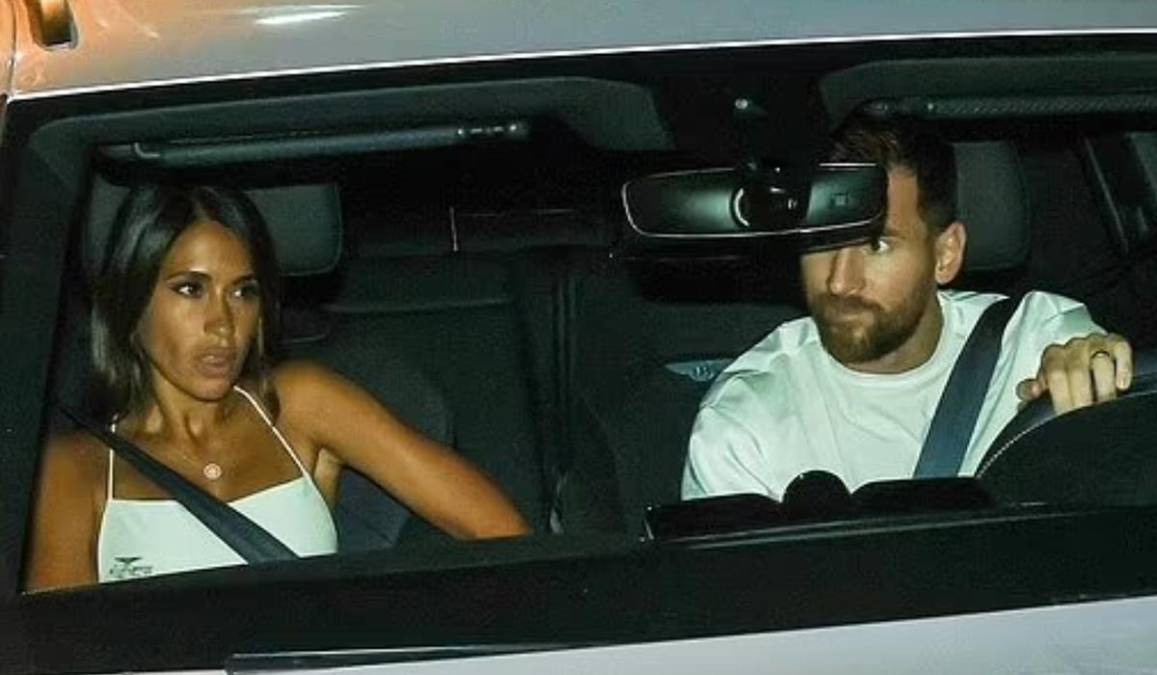 Antonela fue captada molesta en el vehículo mientras Messi lucía sonriente.
