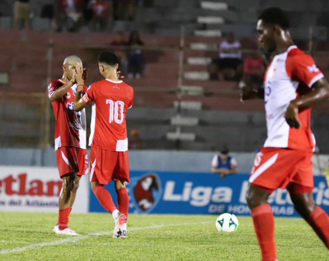 En la segunda parte, el Vida salió con la obligación de reducir el marcador y lo hizo por medio de tiro libre, luego de un zurdazo de Marcelo Canales, quien venció a Gerson Argueta. 