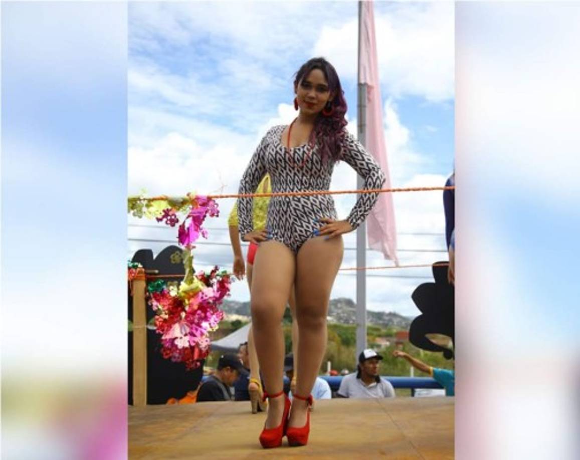 Las bellas jóvenes más que listas para bailar ritmos pegajosos durante el recorrido de las carrozas por el bulevar Suyapa.