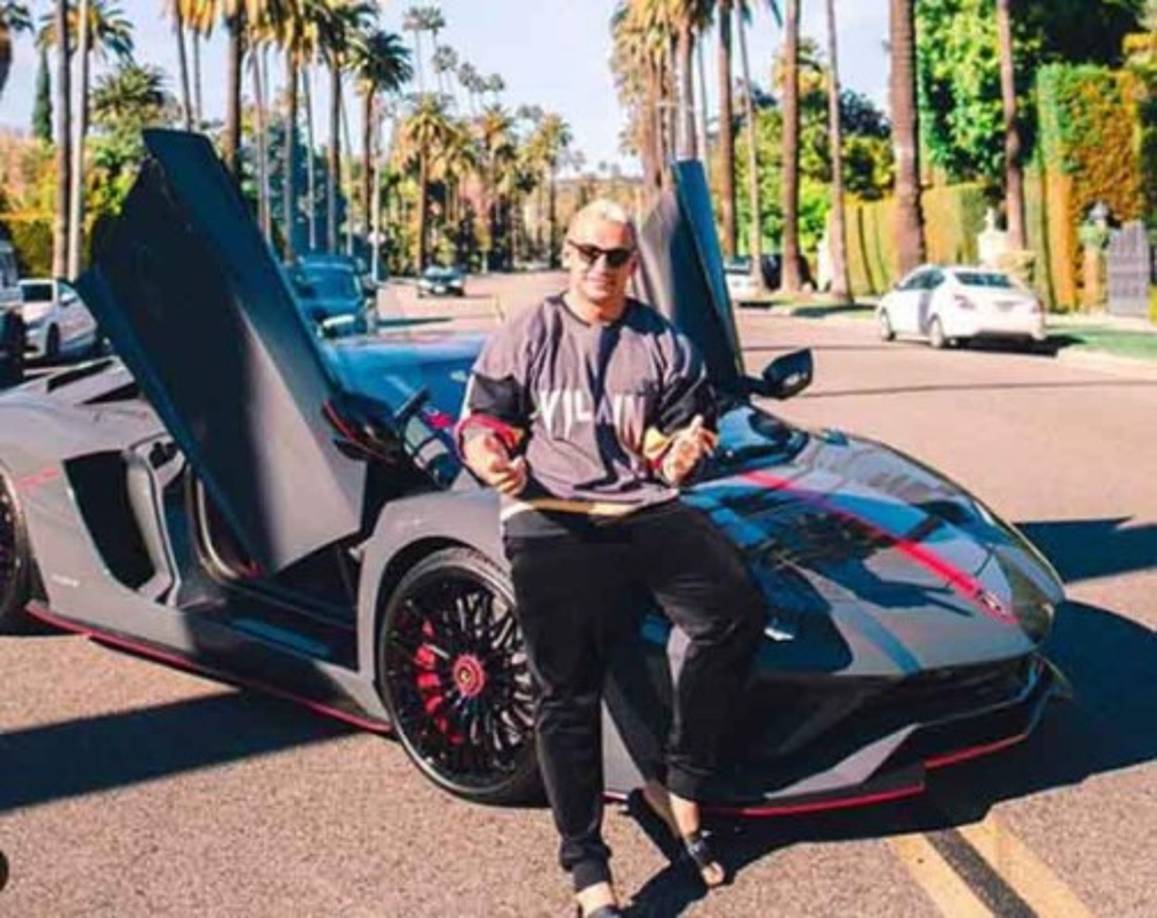 El novio de la chica que detuvo la final de la Champions League es el millonario ruso Vitaly Zdorovetskiy.