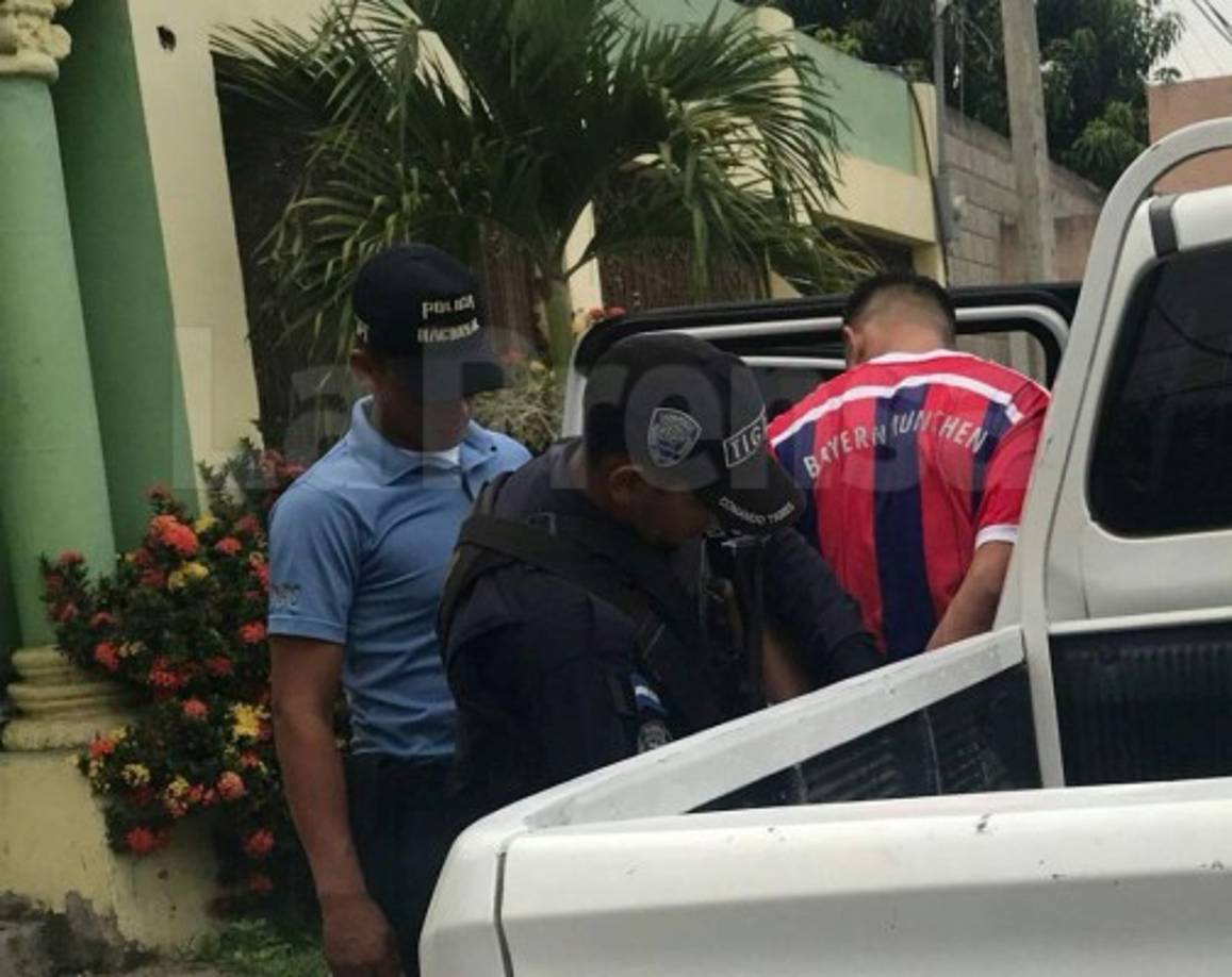 Uno de los sospechosos de haber participado en el asesinato de un guardia de seguridad en una residencial de Choloma, fue detenido esta tarde en San Pedro Sula, zona norte de Honduras.<br/>