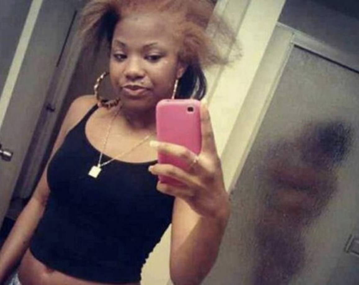 Decide tomarse una selfie mientras a sus espaldas una mujer se baña, o al menos eso parece.