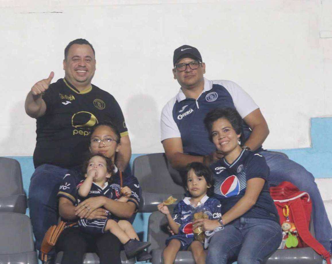 Un lindo ambiente se vivió en las graderías del recinto capitalino para disfrutar de un bonito encuentro. 