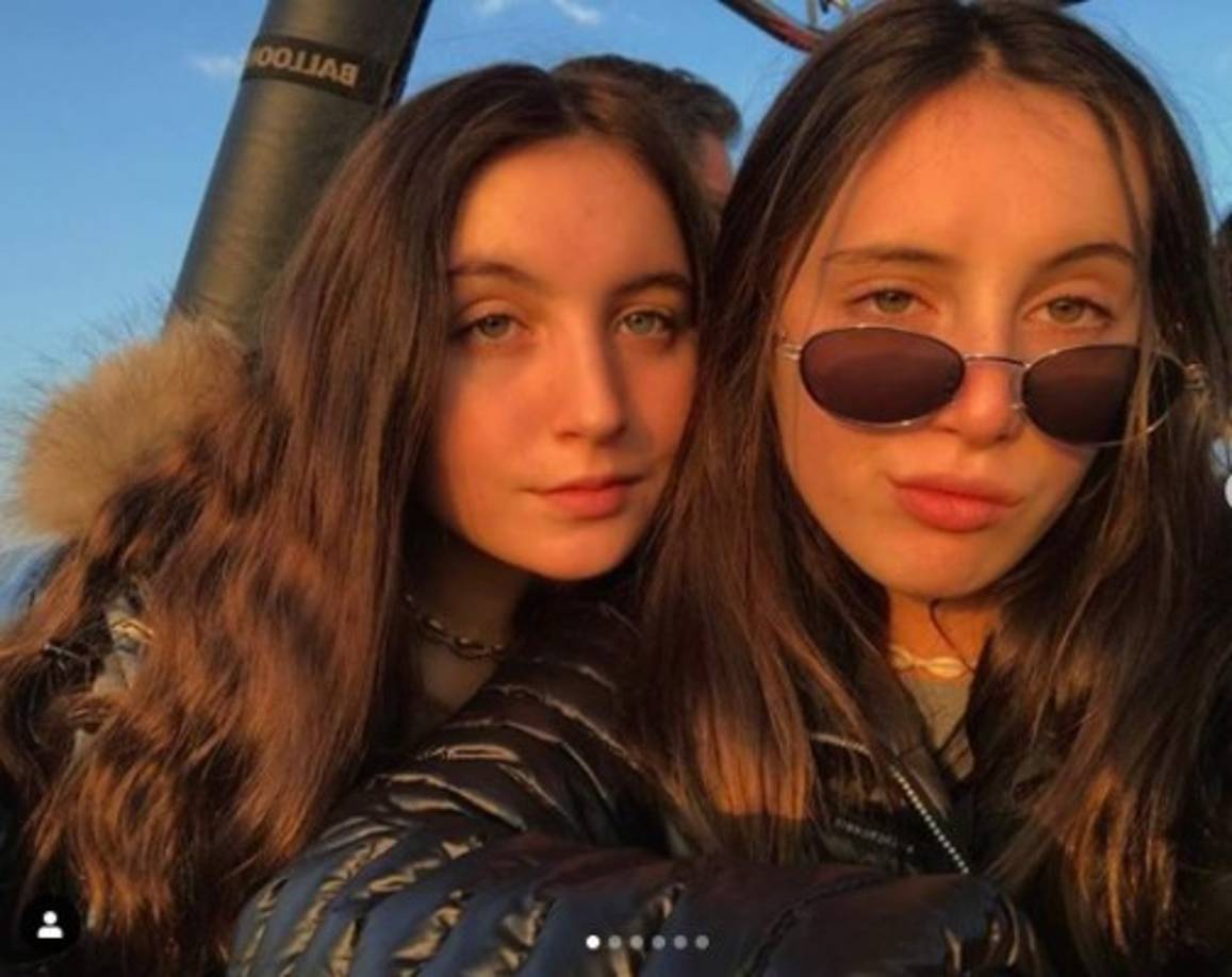 Tanto sus padres como las ahora jovencitas comparten en sus redes sociales fotografías junto a su familia.