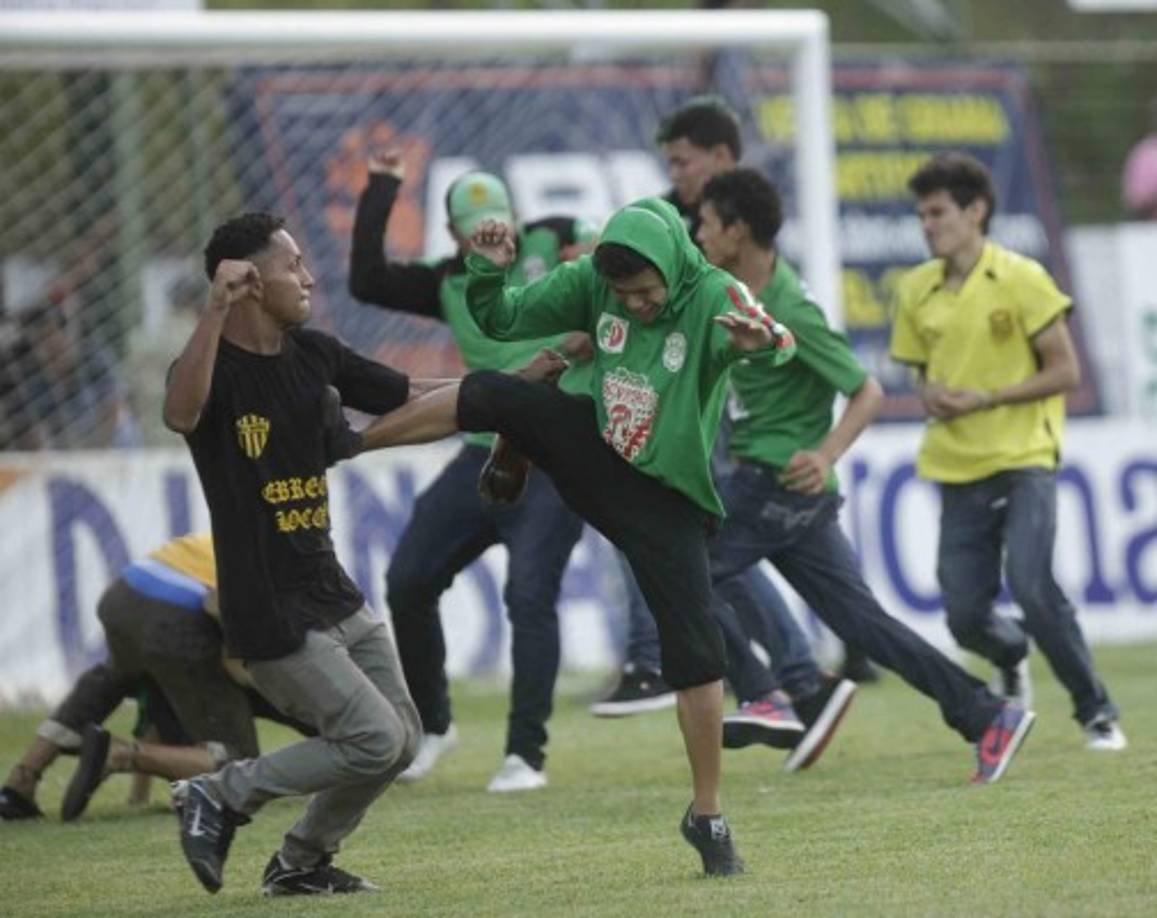 Las barras de ambos equipos se fueron a los golpes tras finalizar en el juego.