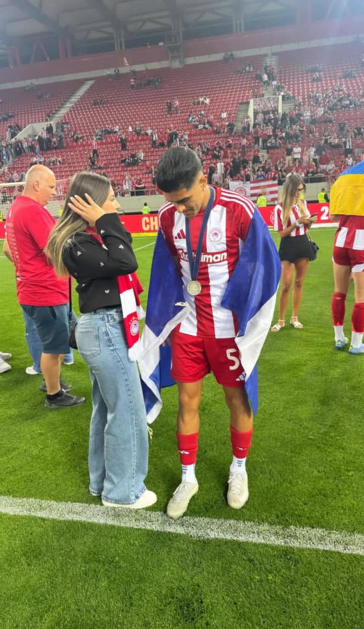 Luis Palma festeja el título de Olympiacos: su esposa Annie Córdova y gran sorpresa