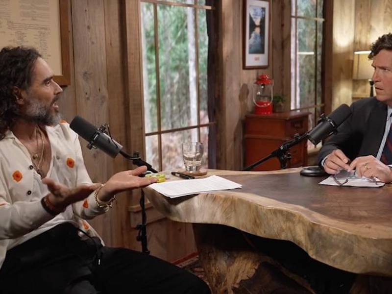 Russell Brand y Tucker Carlson durante su entrevista.