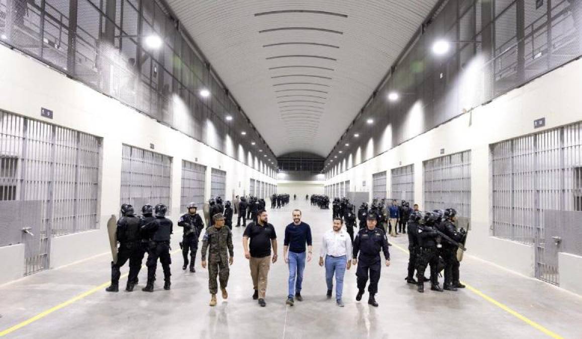 Así es la megacárcel para pandilleros que Bukele inauguró en El Salvador