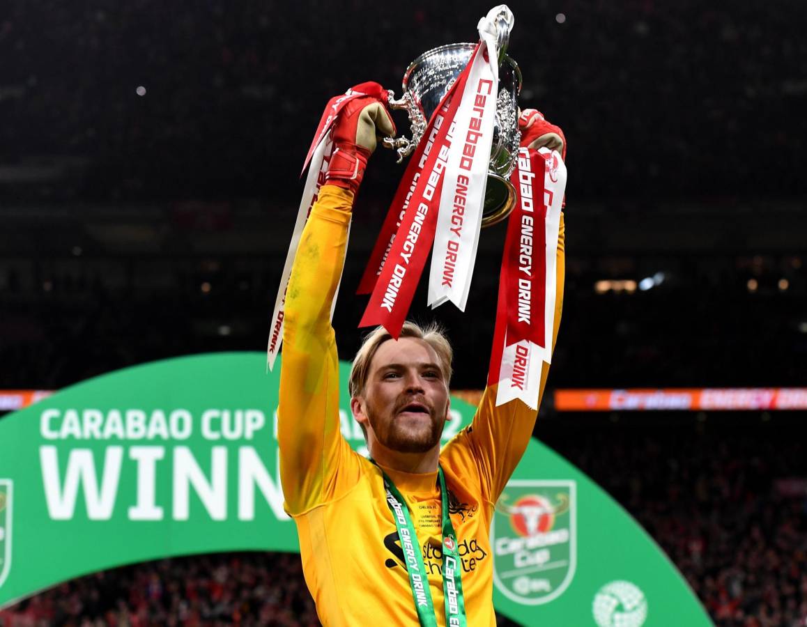 El joven portero Caoimhín Kelleher del Liverpool fue titular y alzó de esta manera el título conseguido en Wembley.