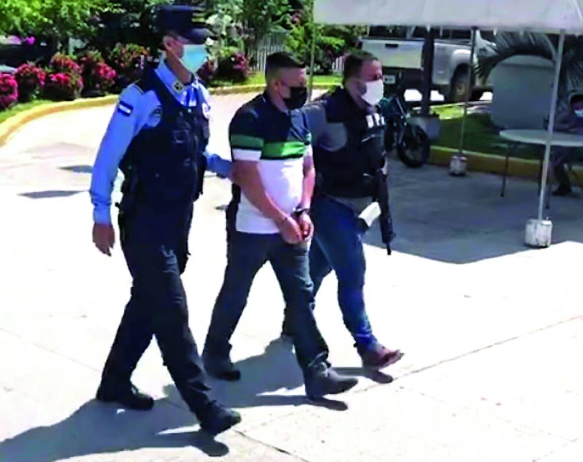 Se informó que una pronta acción de la Policía permitió la detención en flagrancia del presunto homicida identificado como Wilmer Herminio Hernández Servellon (de 30 años) quien es pasante de la carrera de Derecho y residente en Choloma, Cortés.