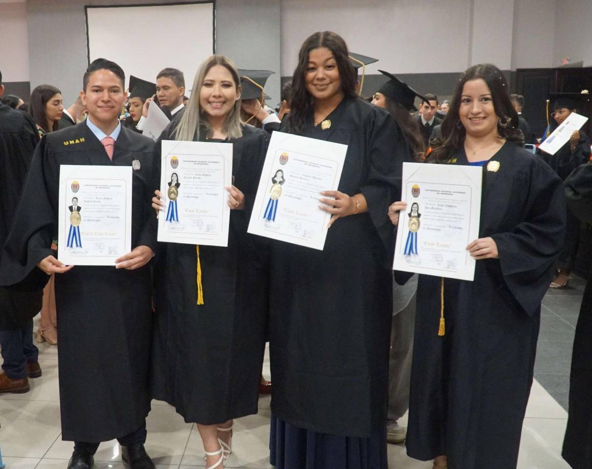 Los nuevos psicólogos posaron muy contentos con su título para el lente de Diario LA PRENSA.