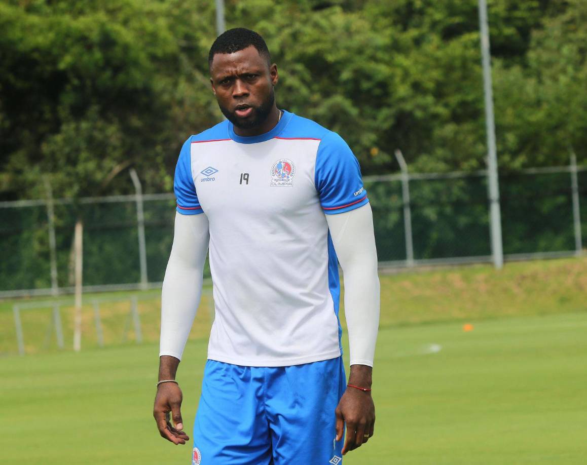 Baja confirmada: Yustin Arboleda ya está entrenando normalmente, pero necesita al menos una semana para regresar a los campos de juego.