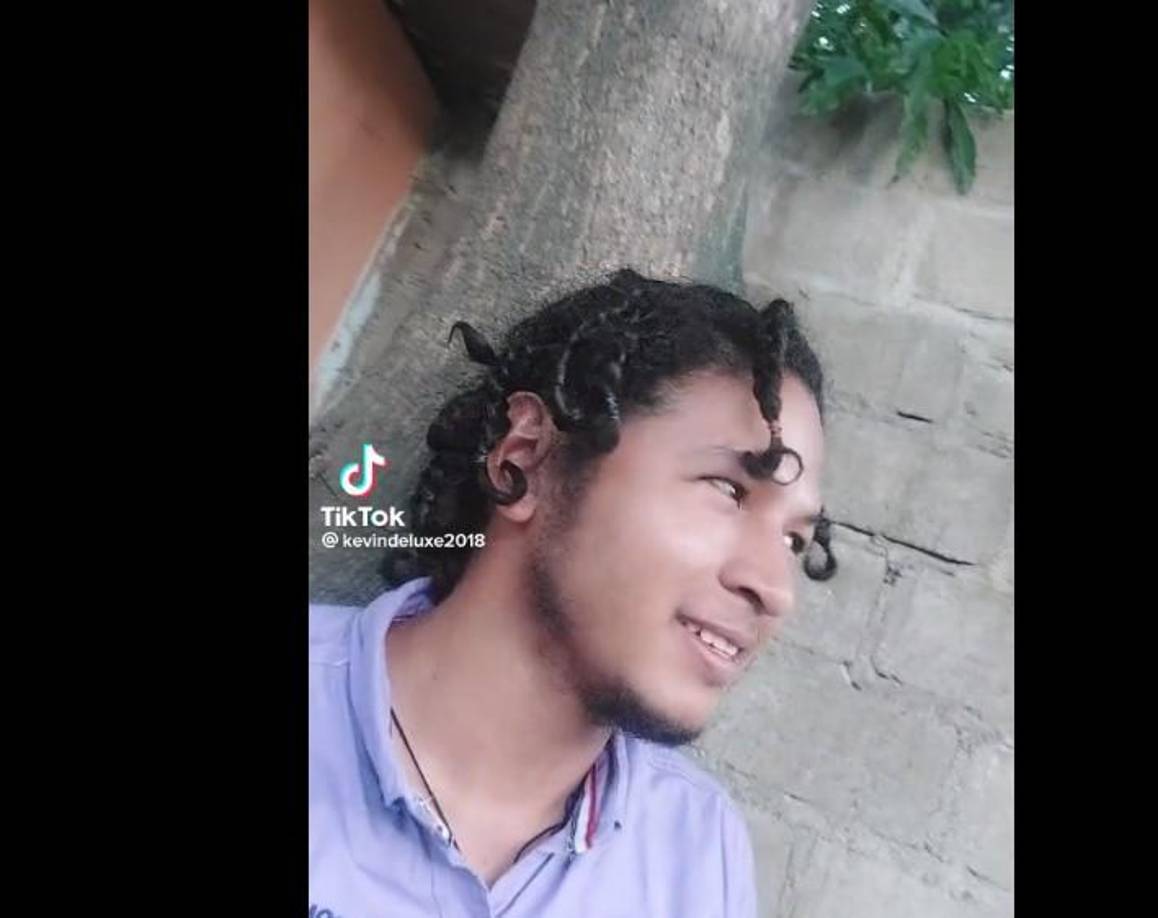 En los videos que dejó aparecen dos niñas, una aún más pequeña y otra que es la que él en un principio dijo que era su “esposa”.