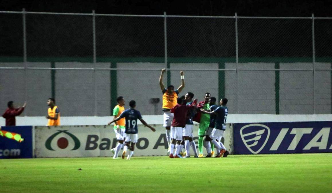 Jugadores del Marathón celebrando el primer gol marcado por Luis Vega contra el Motagua.