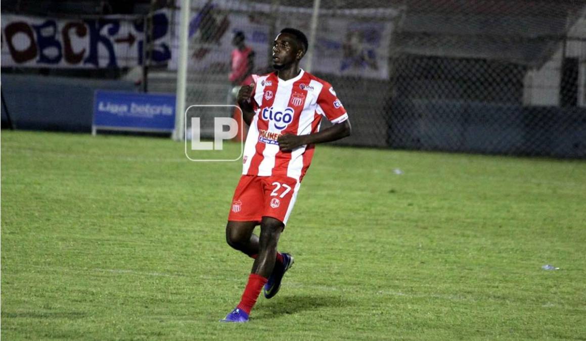 Carlos ‘Muma‘ Fernández por fin pudo debutar con el Vida tras cumplir una regla de la FIFA.