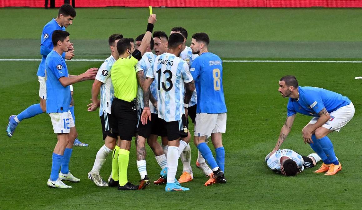 Al ver a Messi dolorido sobre el campo de juego, los jugadores de Argentina rodearon al árbitro para reclamarle, pero el juez central únicamente le mostró tarjeta amarilla.