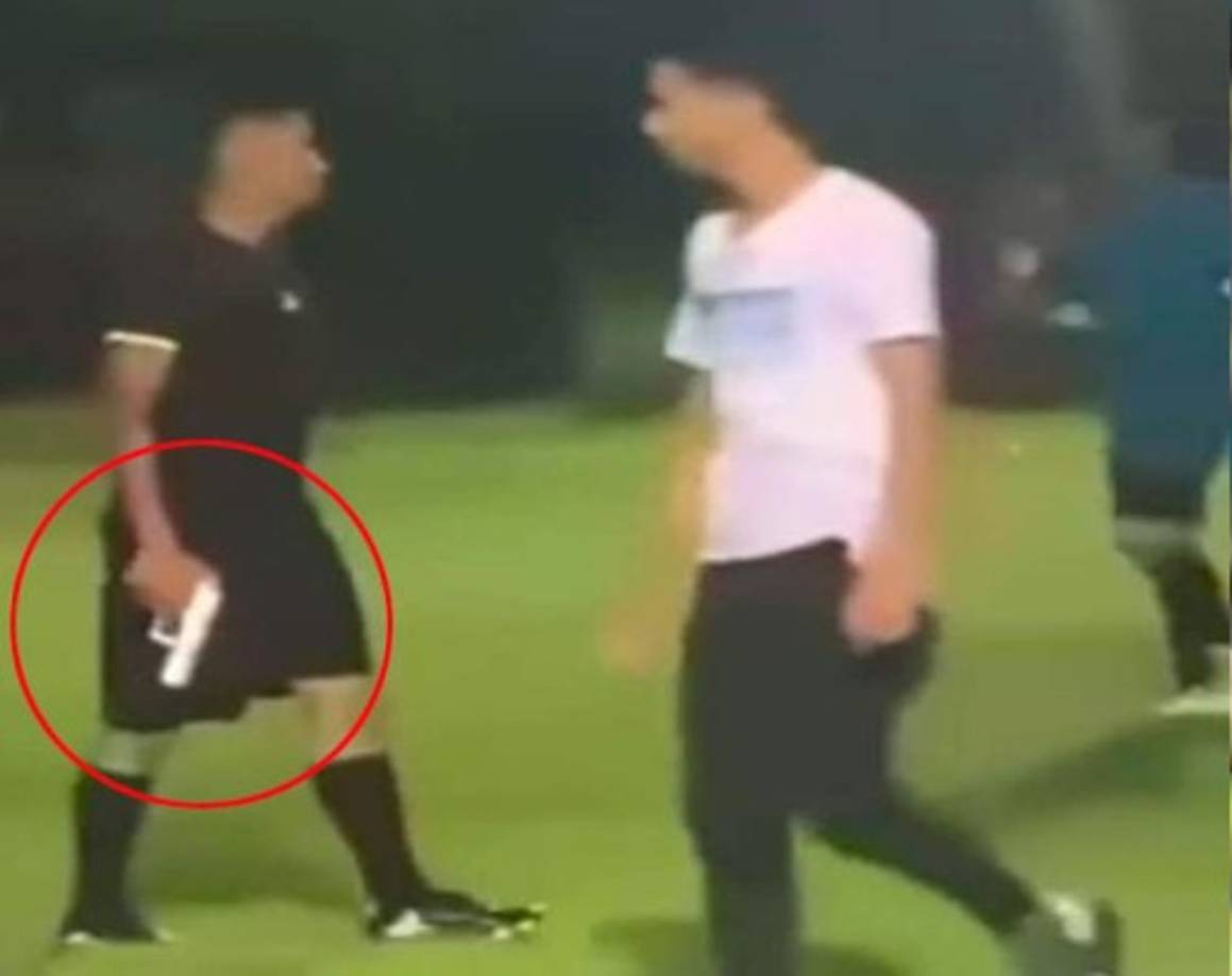 El hecho ocurrió el reciente fin de semana en La Jigua, Copán. Resulta que tras el final del juego, un grupo de personas intentaron agredir al árbitro ya que se quejaron por una supuesta falta penal que no se sancionó, pero se llevaron la sorpresa que el tocapitos sacó un arma de fuego.