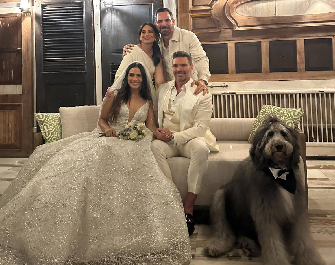 “Su felicidad es nuestra felicidad. Qué bonito acompañarlos hoy, ´twinky´ te veías hermosa @valmarin_r. Te adoro con todo mi corazón @juliangil. Muy orgullosa de ti”, fue el mensaje de Ana Brenda para acompañar esta postal.