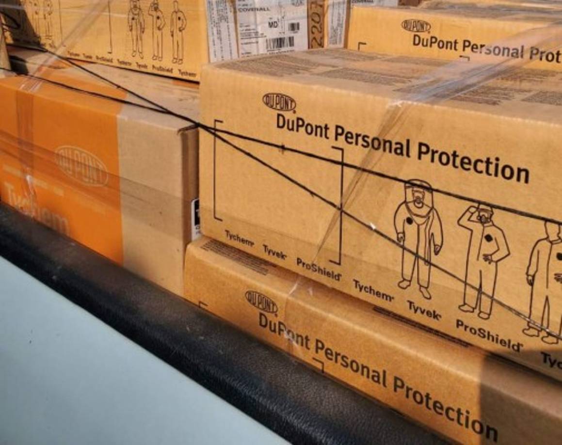 'Hoy llegan a nuestro país 27,000 nuevos trajes nivel 3, para luchar contra la pandemia. He ordenado sobre abastecer nuestros hospitales de insumos médicos y equipos de bio protección. Si al final nos sobran insumos, habrá sido mejor a qué nos falten', informó Bukele.