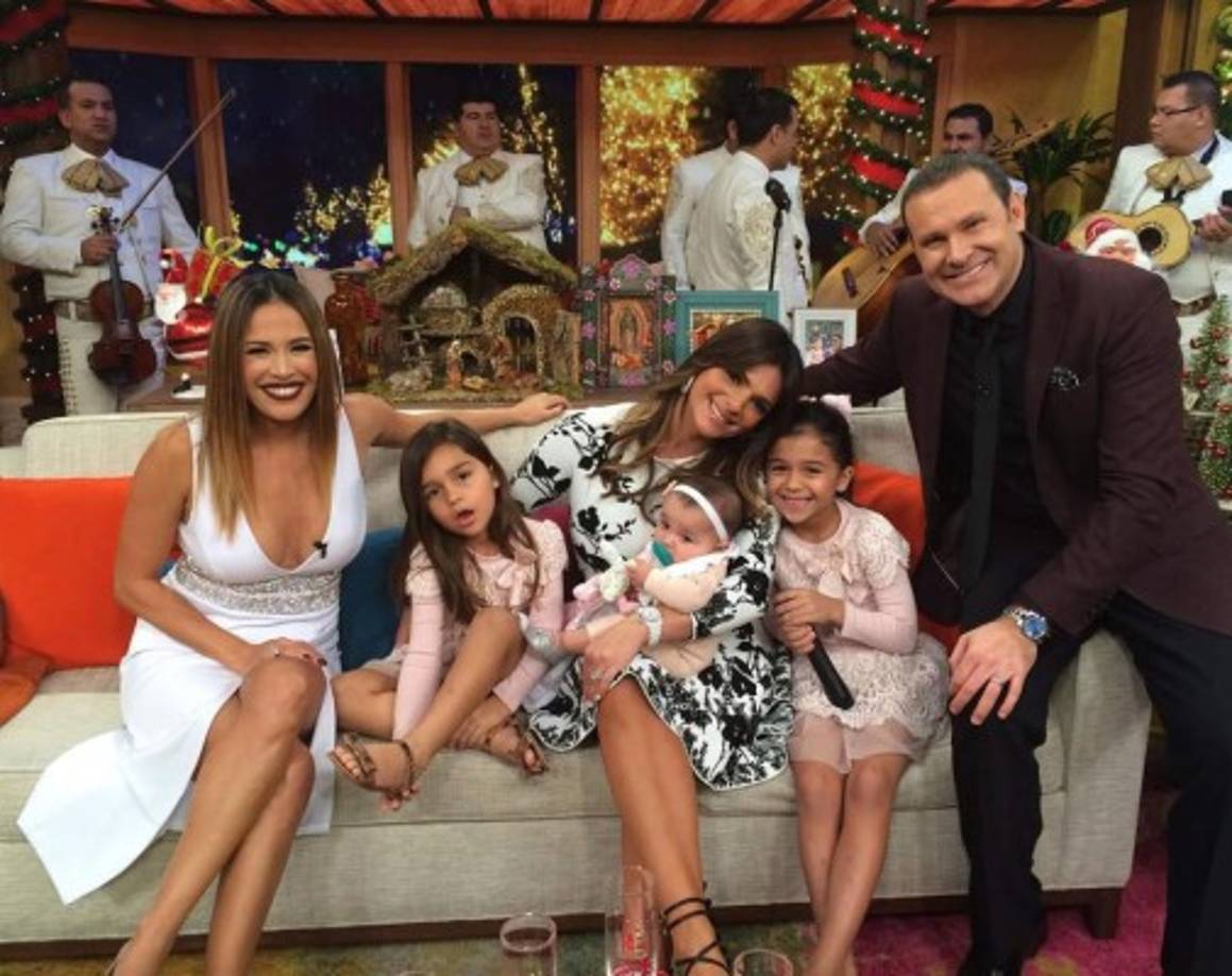 Karla Martínez y Alan Tacher junto a Barbara Bermudo con sus hijas.