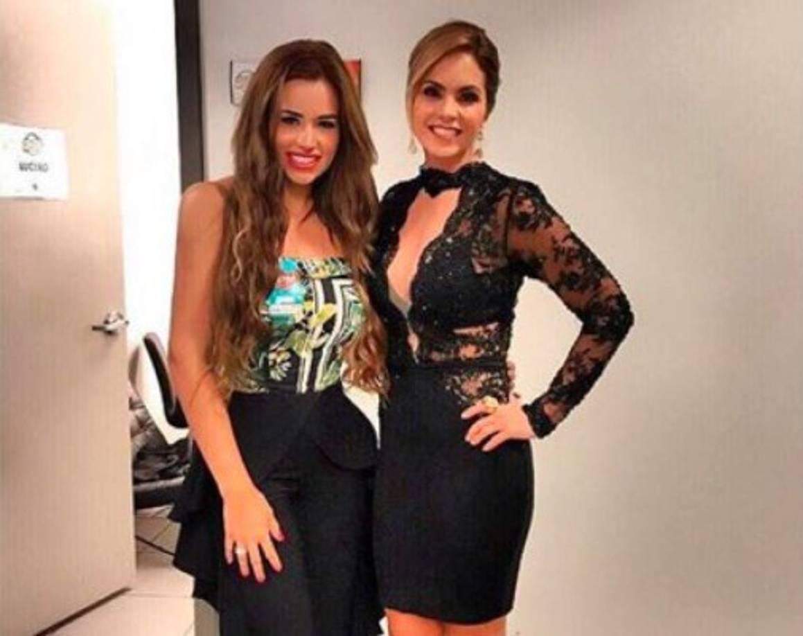 En esta foto la diseñadora posa junto a Lucero, quien usa uno de sus diseños.