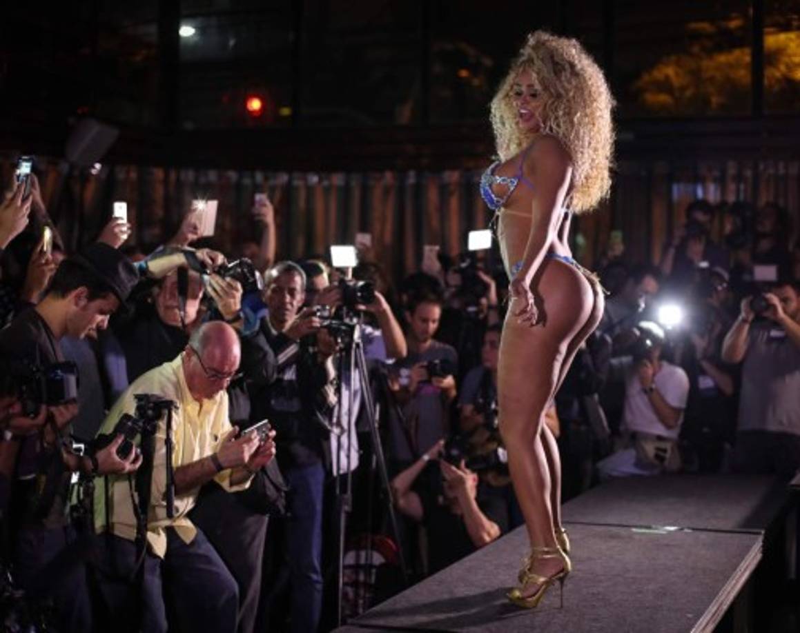 "Erika Canela, ganadora del concurso como participante del concurso de Miss Bumbum, desfila durante el evento celebrado en Sao Paulo. AFP"